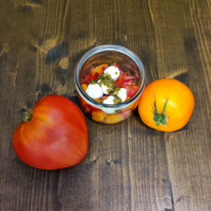 Tomates anciennes, mozzarella et vinaigrette au pesto