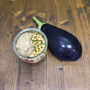 Pois chiches aux herbes, salade de pâte, légumes d'été grillés, caviar d'aubergine